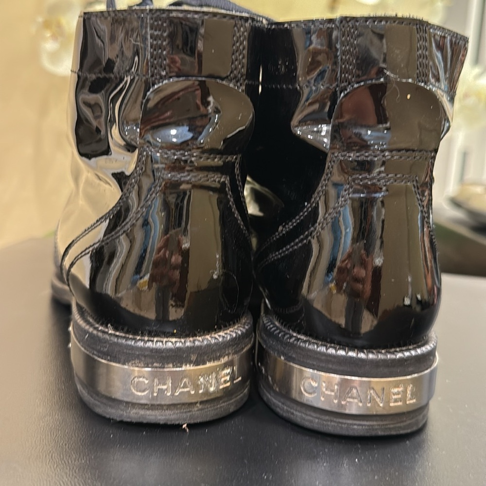 RARE Chanel Patent Leather Metal Toe CC Boots 37,5 - Picture 5 of 6
